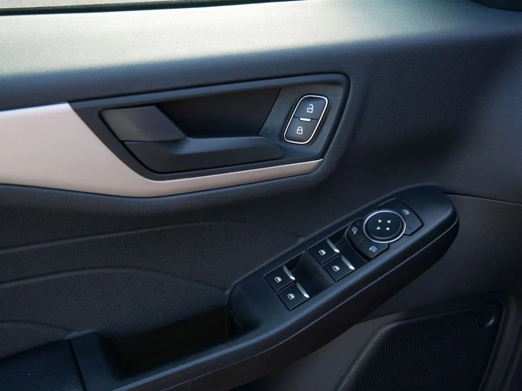 Used 2022 Red Ford SE image 16