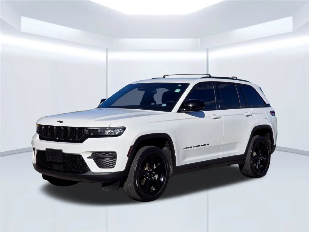 Used 2024 White Jeep Altitude image 4