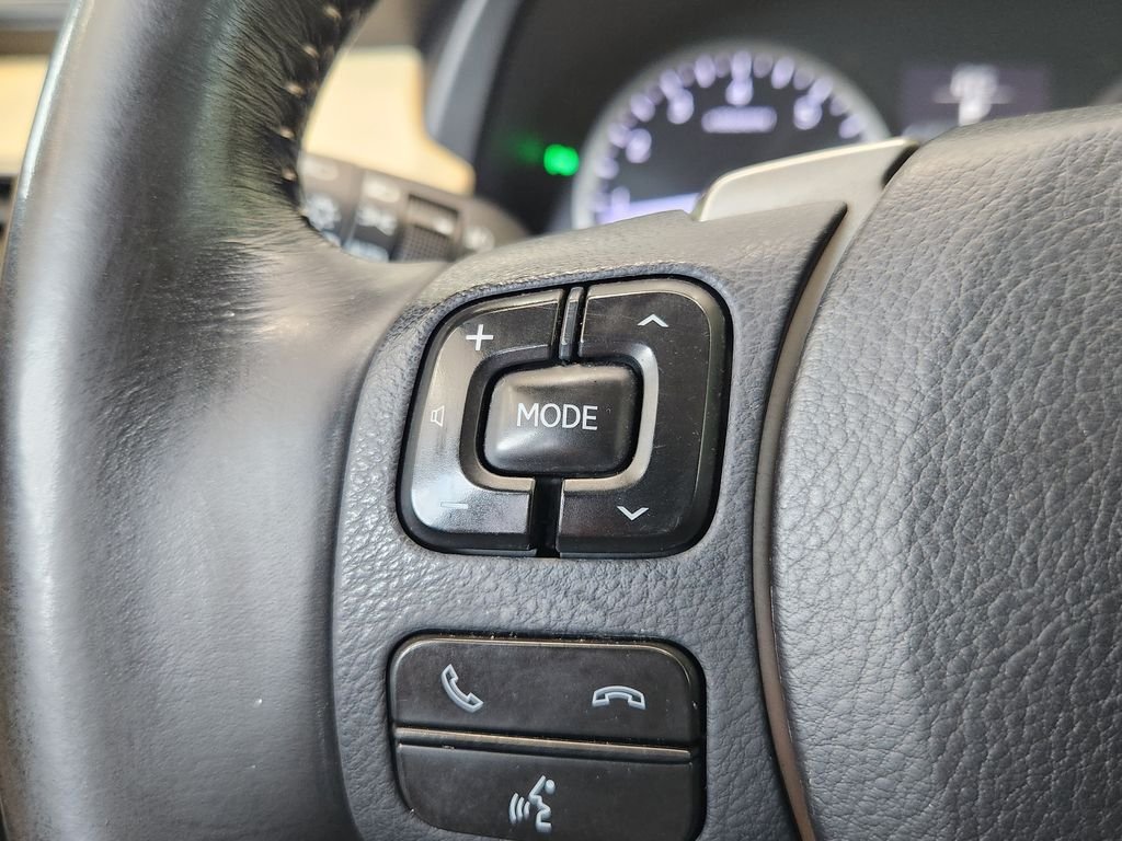 Used 2017 White Lexus 200t image 29