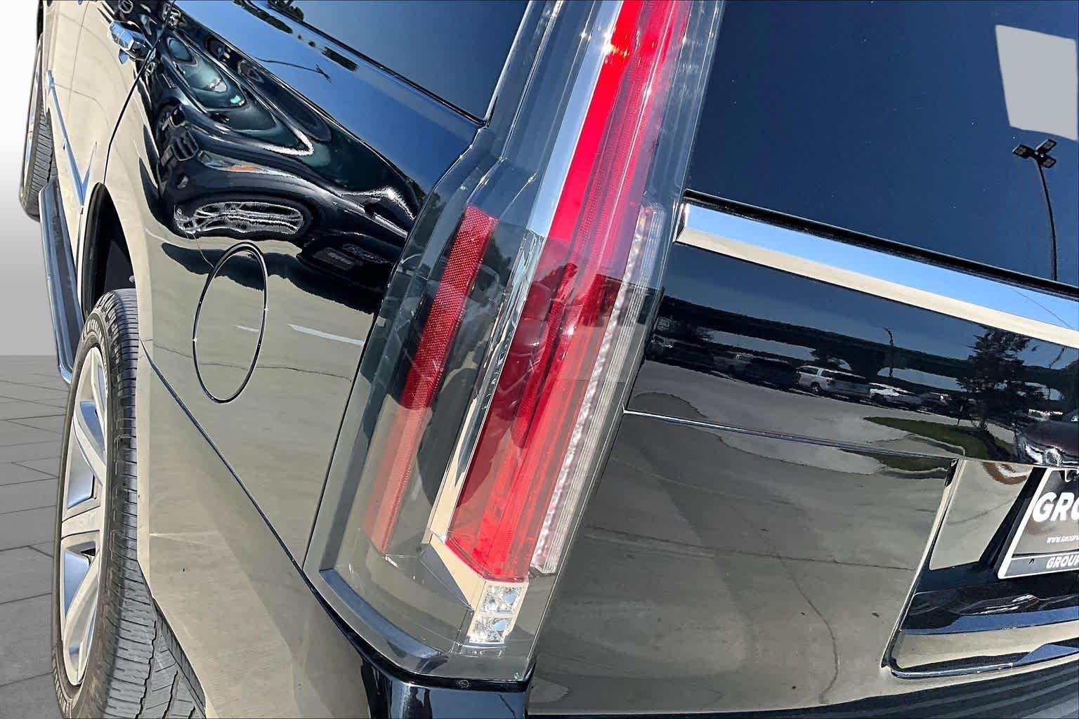 Used 2020 Black Raven Cadillac Luxury image 27