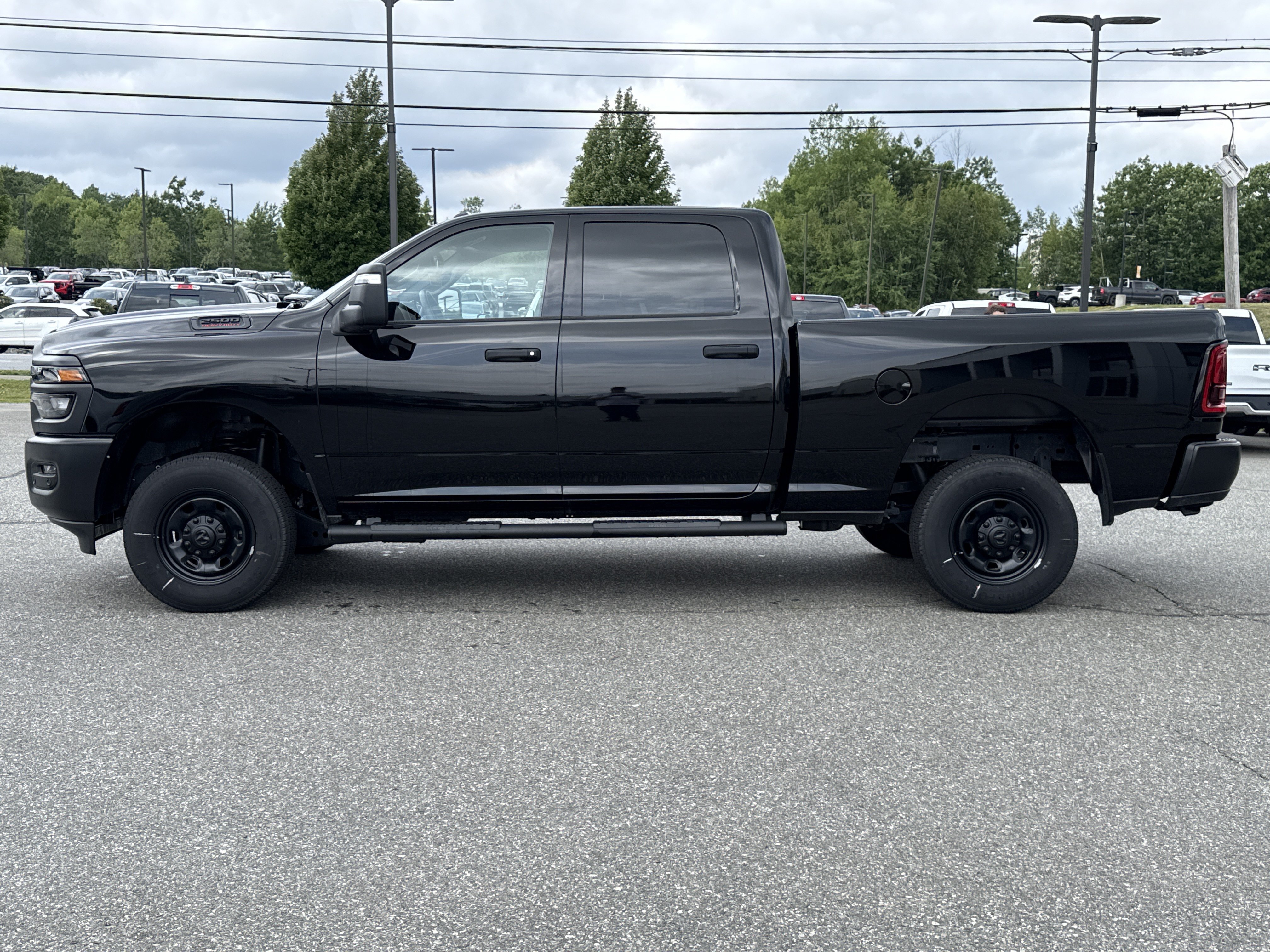 New 2026 Diamond Black Crystal Pearl-Coat Exterior Paint RAM Tradesman image 3