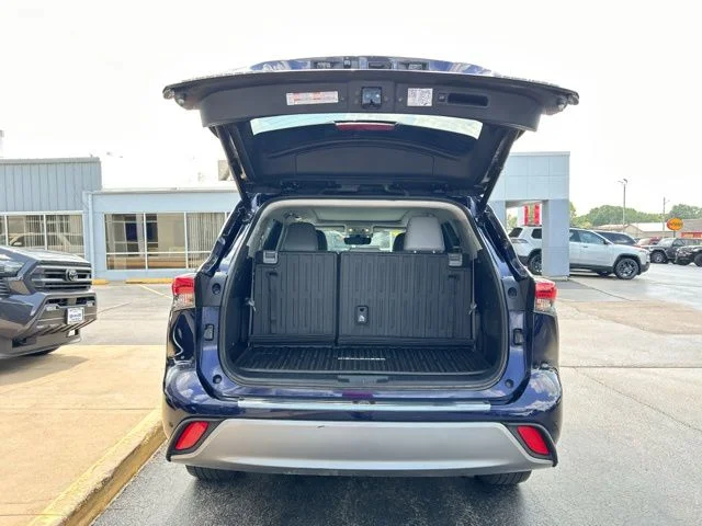 Used 2022 Gray Toyota Platinum image 10