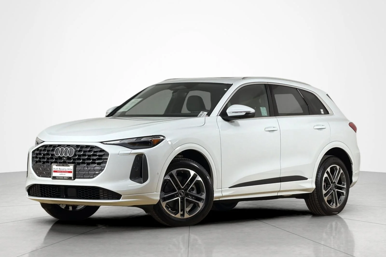 <span style='font-size: 28px; color:#111'>Luxury Loaner 2026 Q5 SUV</span>