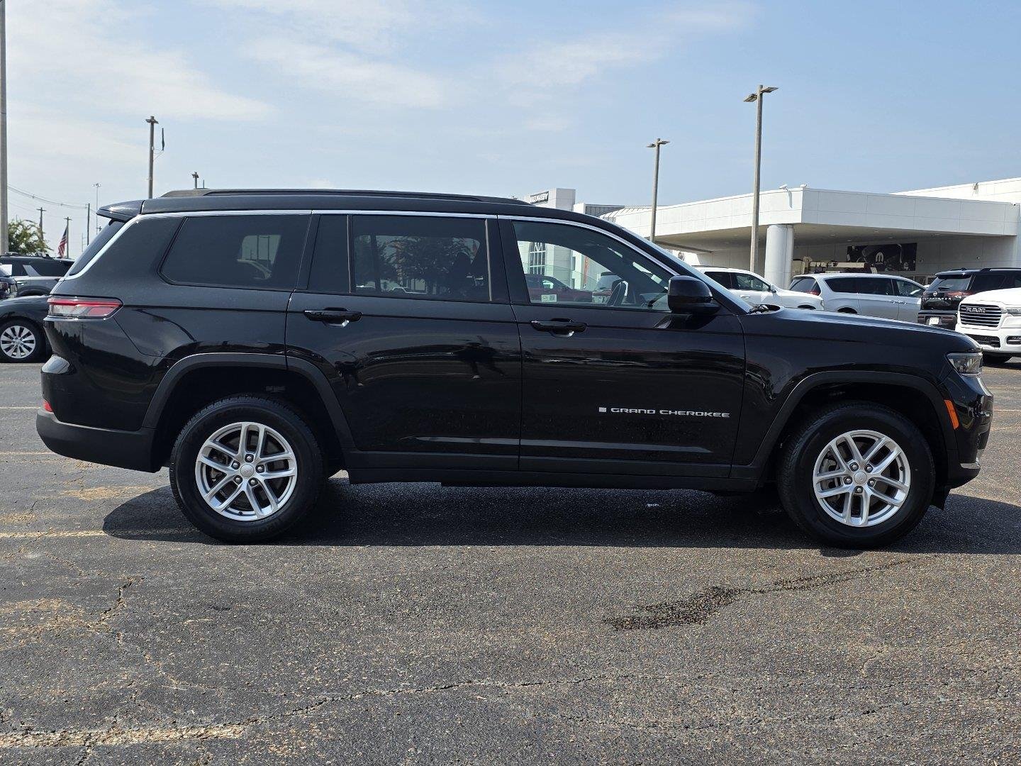 Used 2024 Diamond Black Crystal Pearlcoat Jeep Laredo image 4
