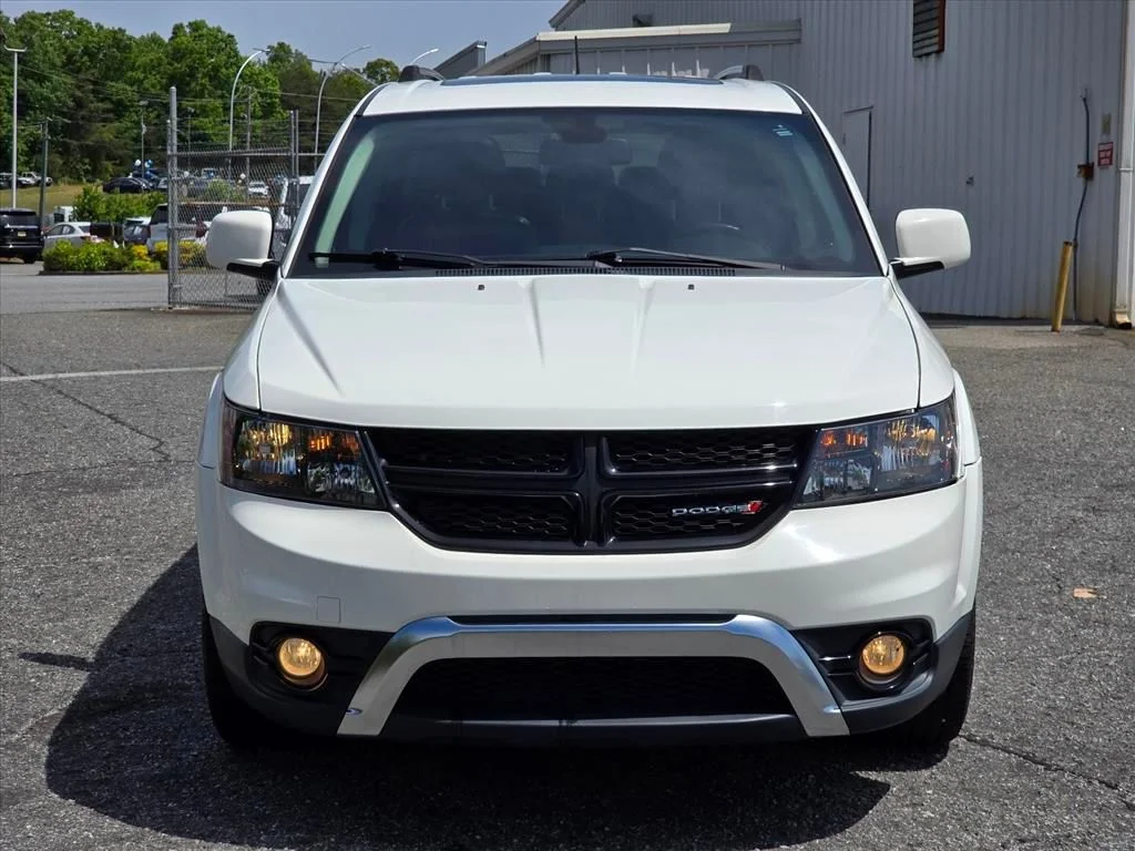 Used 2019 White Dodge Crossroad image 22