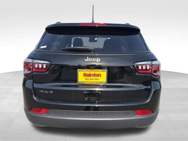 New 2026 Diamond Black Crystal Pearl-Coat Exterior Paint Jeep Latitude image 6