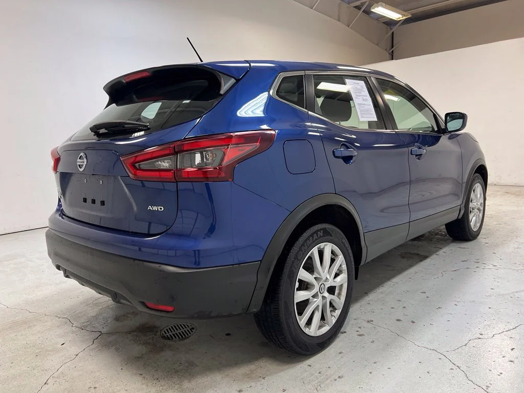 Used 2022 Blue Nissan S image 9