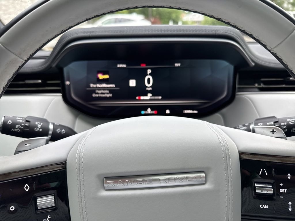 Used 2023 Black Land Rover SE Dynamic image 13