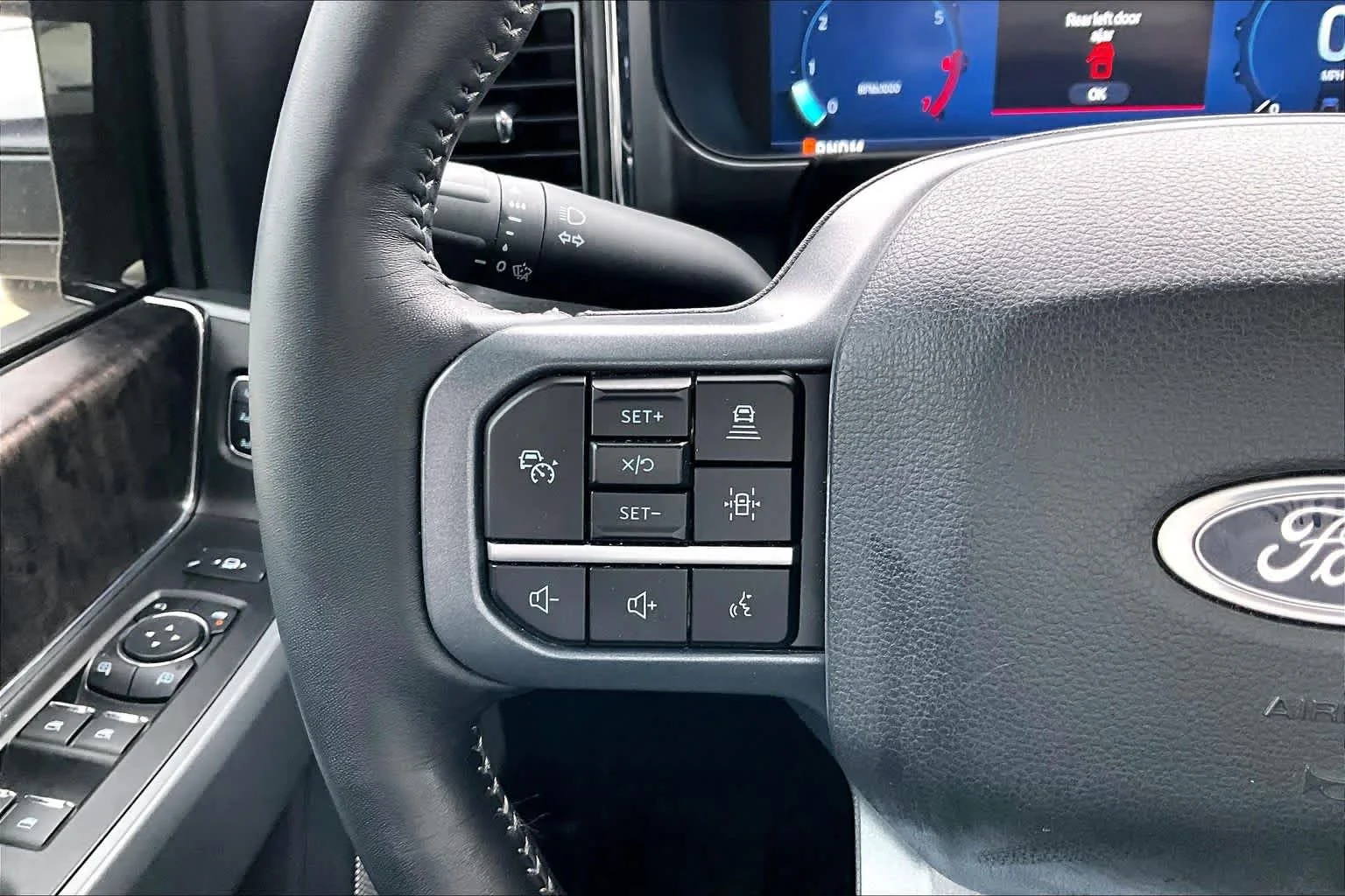 Used 2024 Agate Black Metallic Ford LARIAT image 22