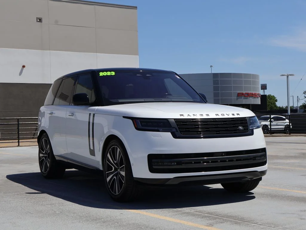 Used 2023 Ostuni Pearl White Land Rover SE image 3
