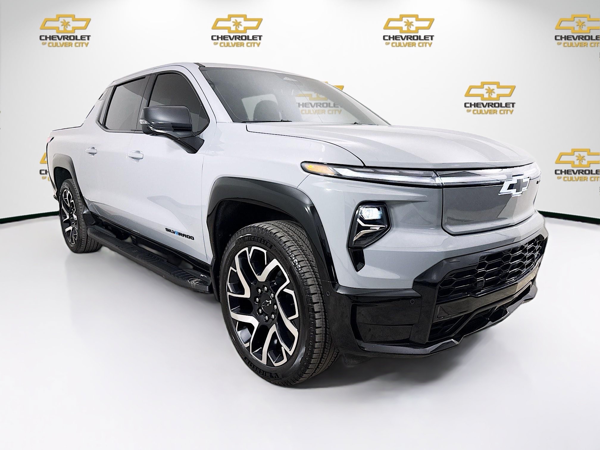 2025 Chevrolet Silverado EV RST Max Range's photo
