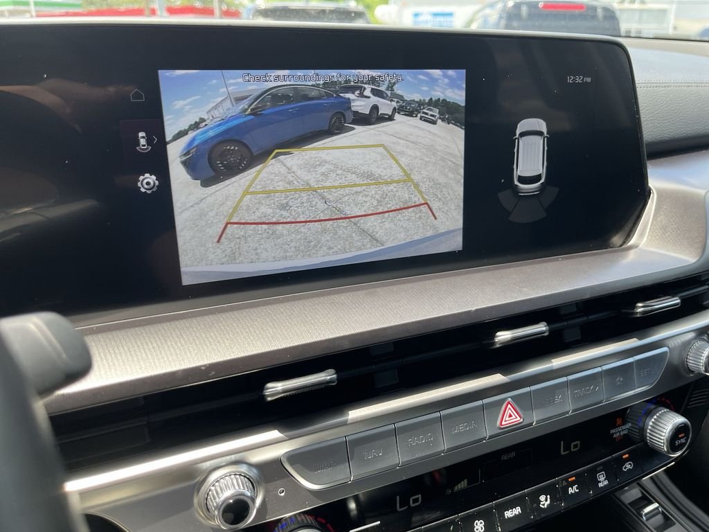 Used 2025 White Kia S image 17