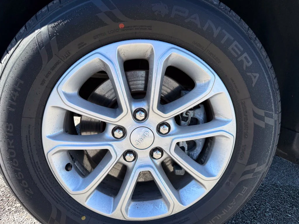 Used 2022 White Jeep Laredo E image 22