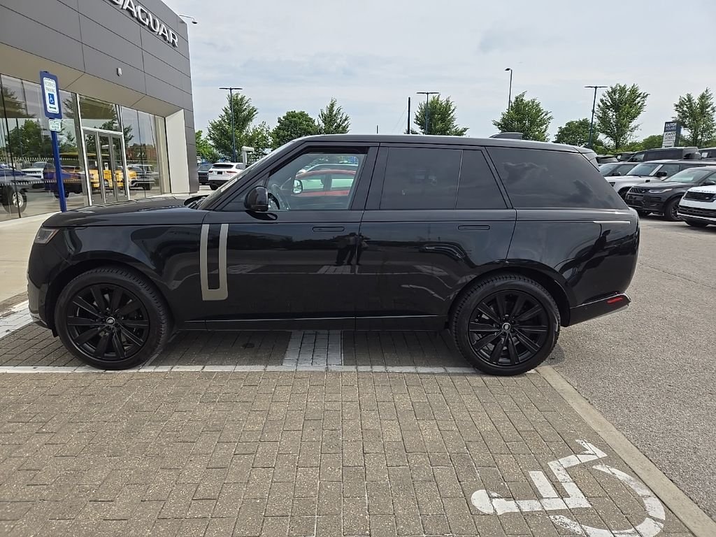 Used 2025 Santorini Black Metallic Land Rover SE image 8