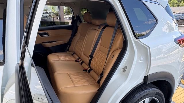 Used 2023 Pearl White Tricoat Nissan Platinum image 18