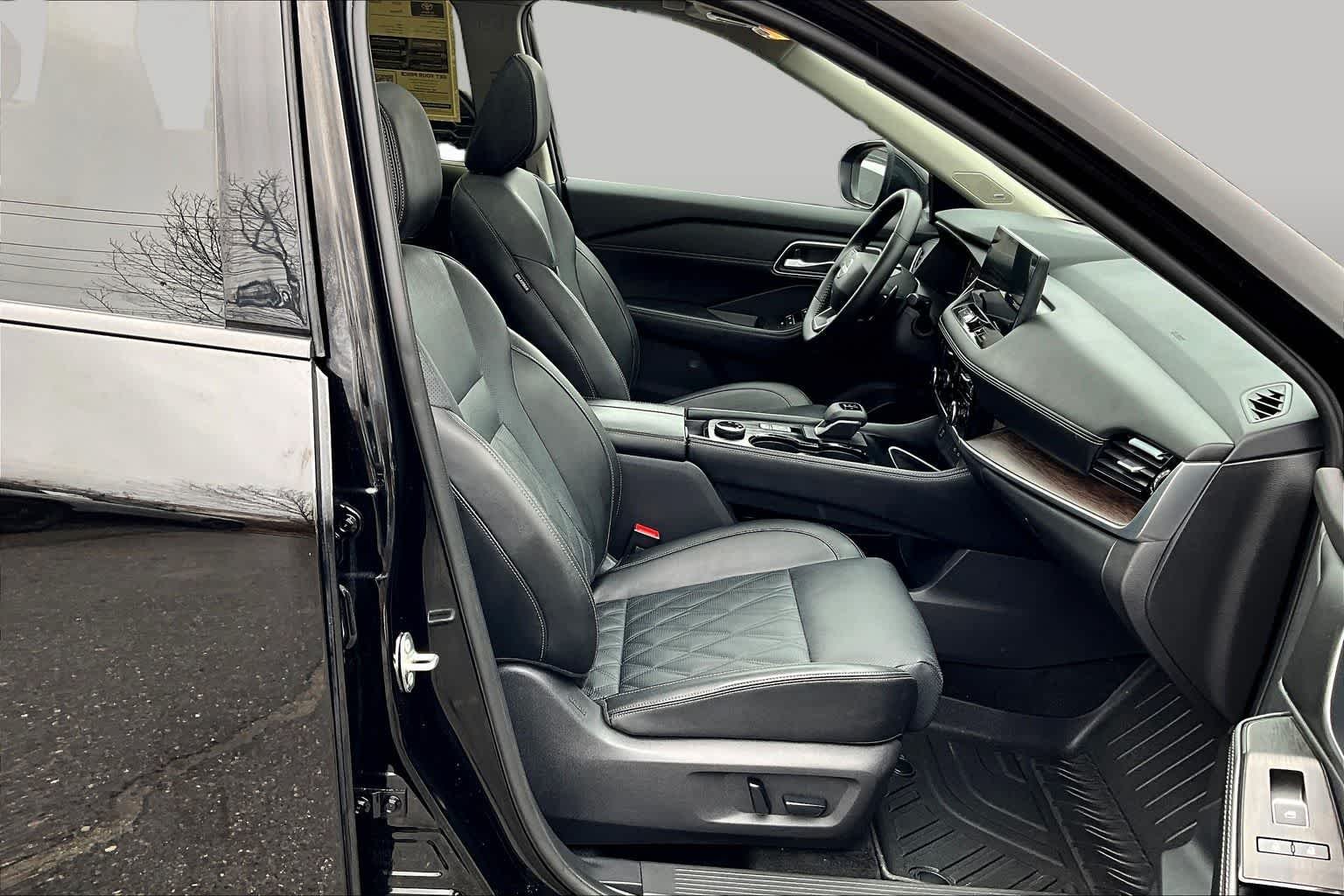 Used 2025 Super Black Nissan Platinum image 18