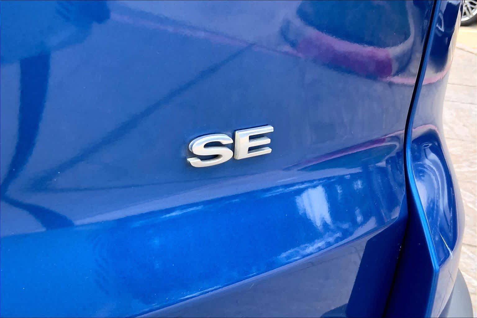 Used 2018 Lightning Blue Metallic Ford SE image 10