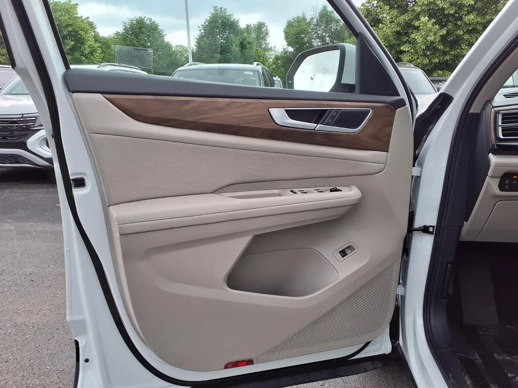 New 2026 Opal White Pearl Volkswagen 2.0T SE w/Technology image 9
