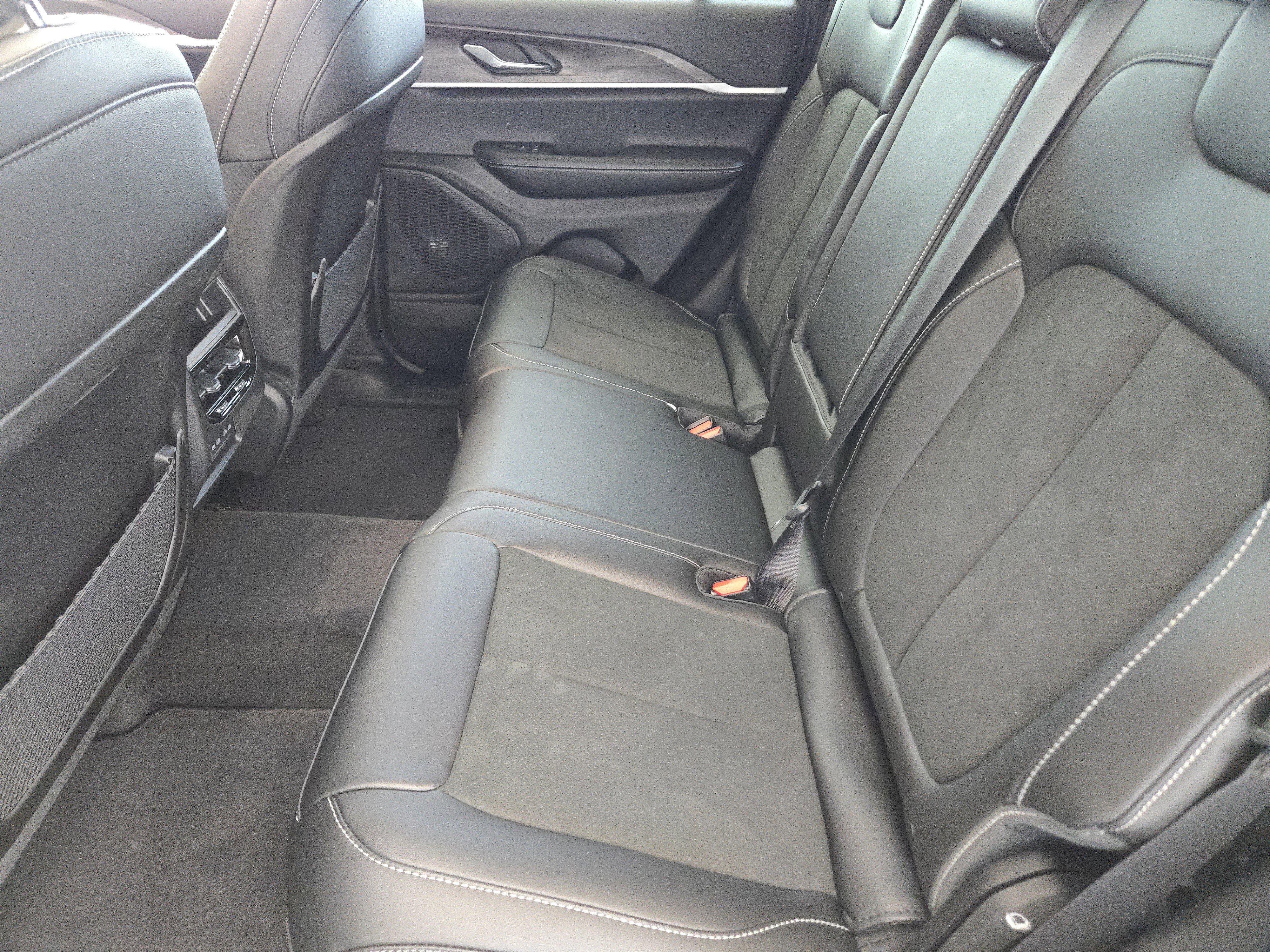 New 2026 Bright White Clear-Coat Exterior Paint Jeep Laredo Altitude image 20