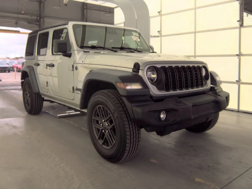 Used 2024 Silver Jeep Sport S image 3