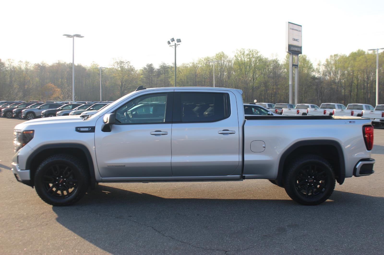 Used 2022 Quicksilver Metallic GMC Elevation image 4