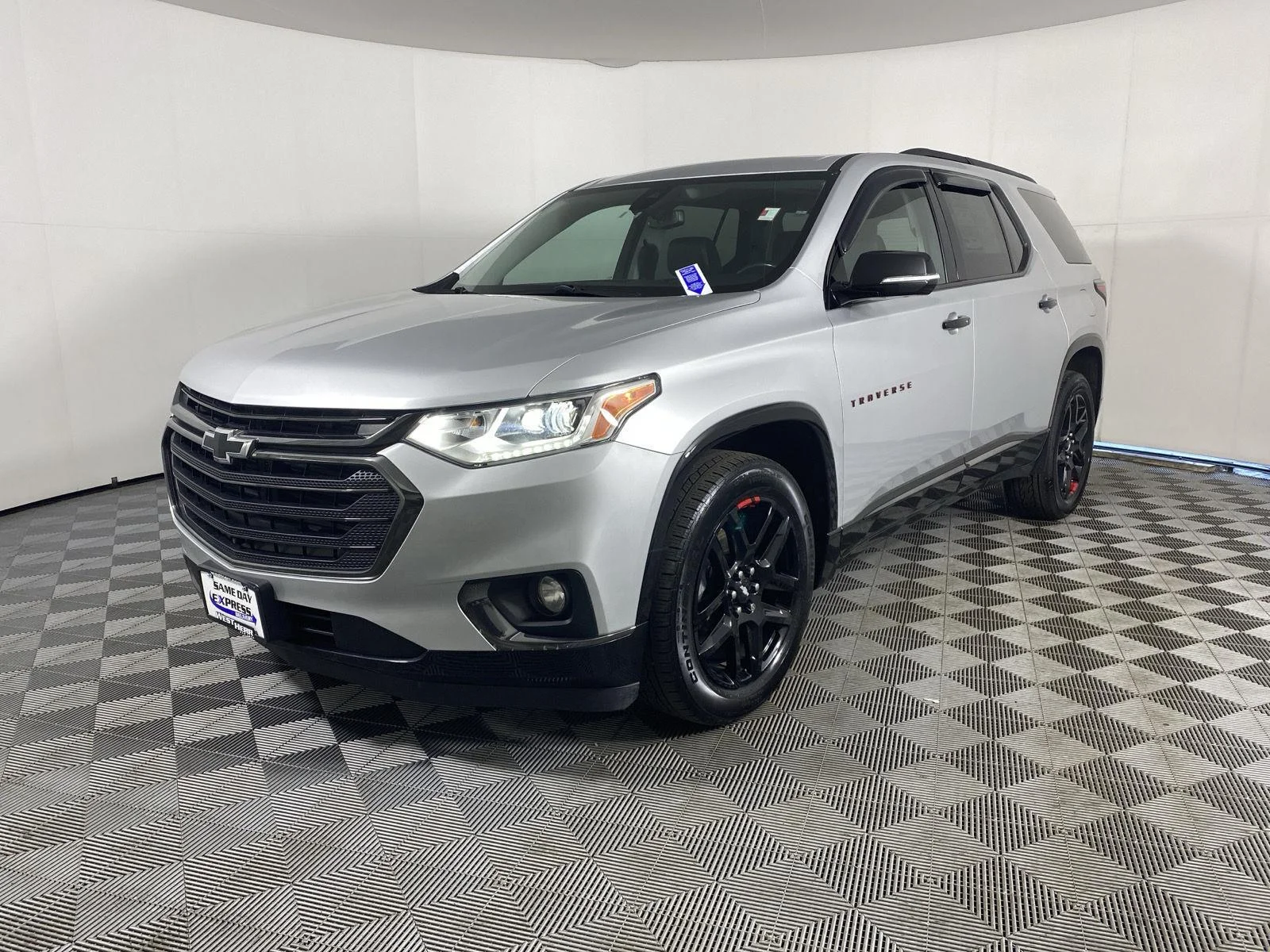 Used 2019 Silver Ice Metallic Chevrolet Premier image 3