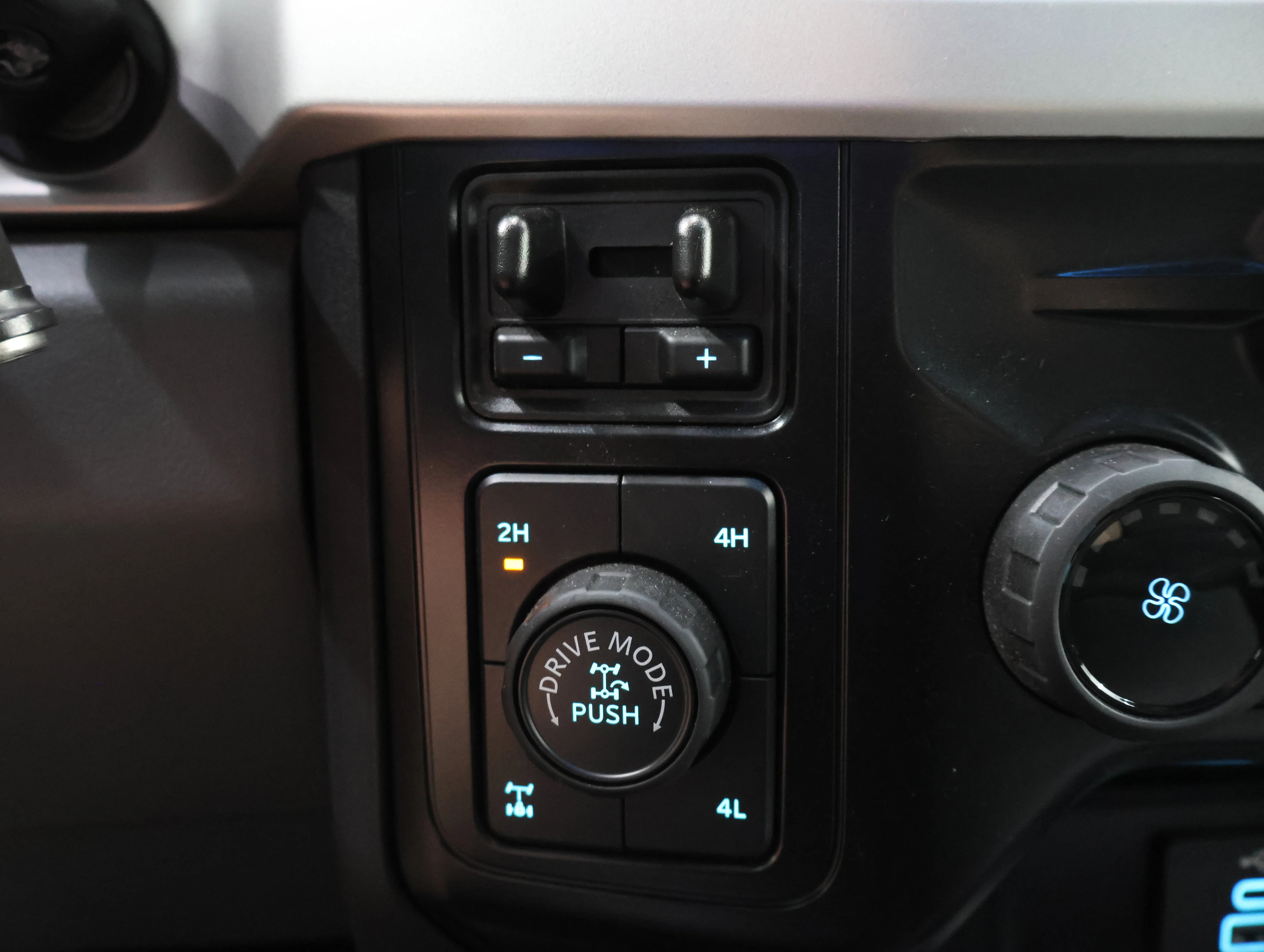 2025 Ford F-350 Super Duty XLT - Photo 39