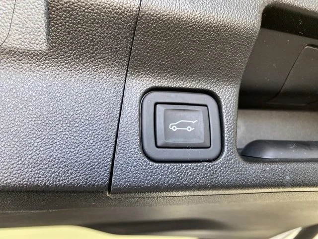 Used 2023 White GMC SLE image 9