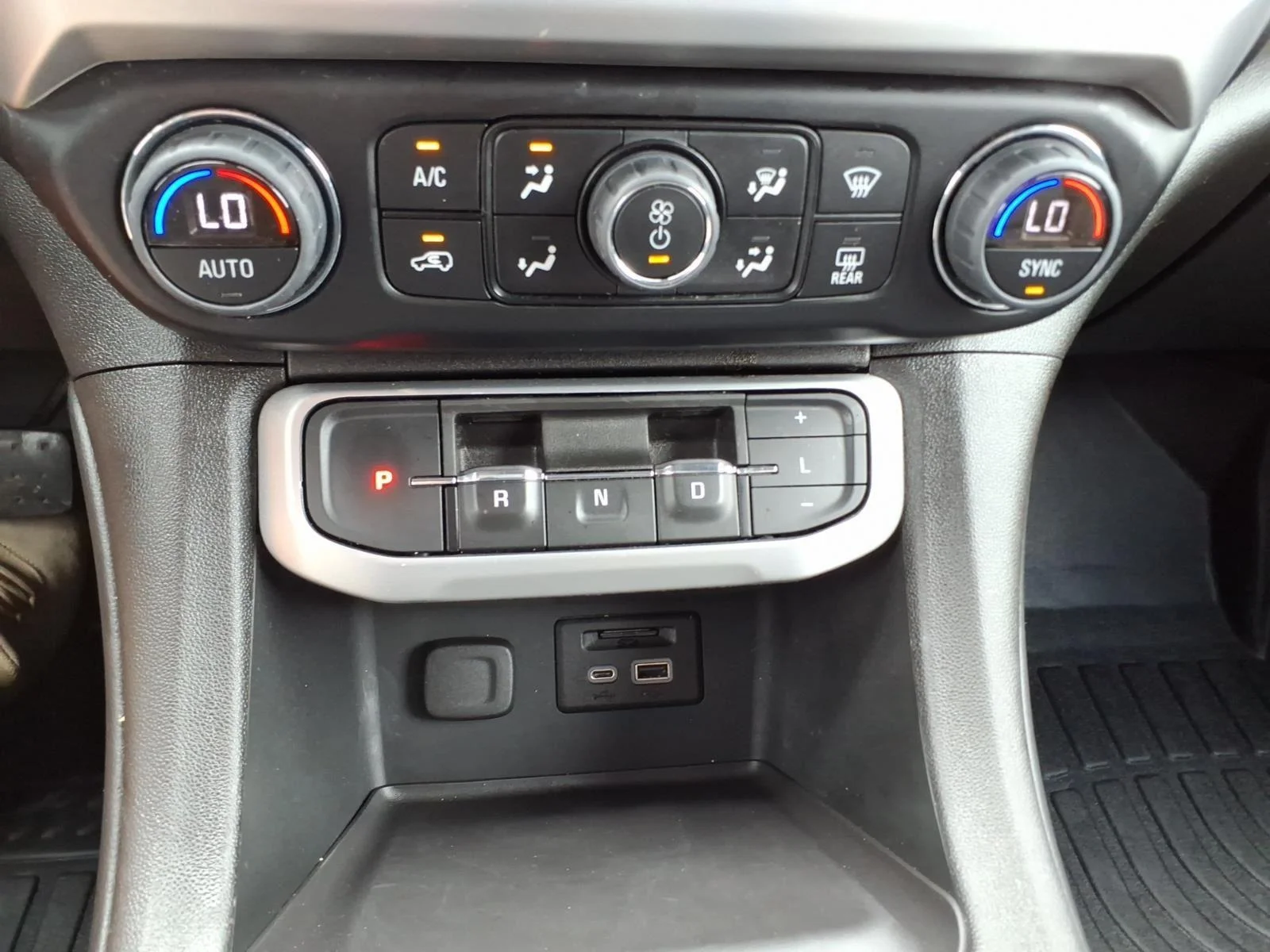 2023 GMC Acadia SLT - Photo 25