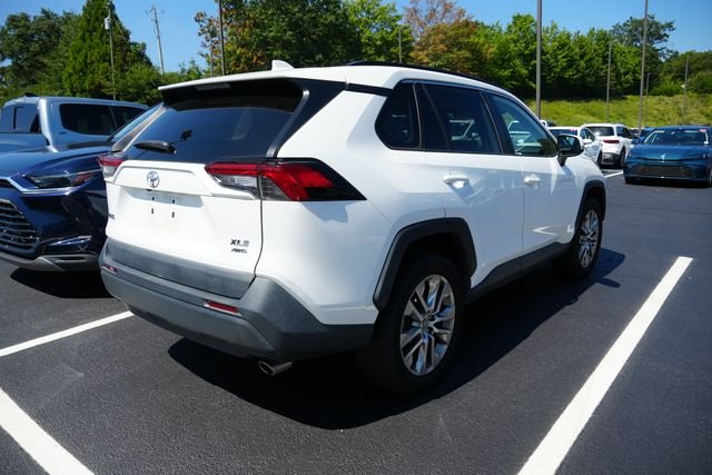 Used 2020 White Toyota XLE Premium image 13