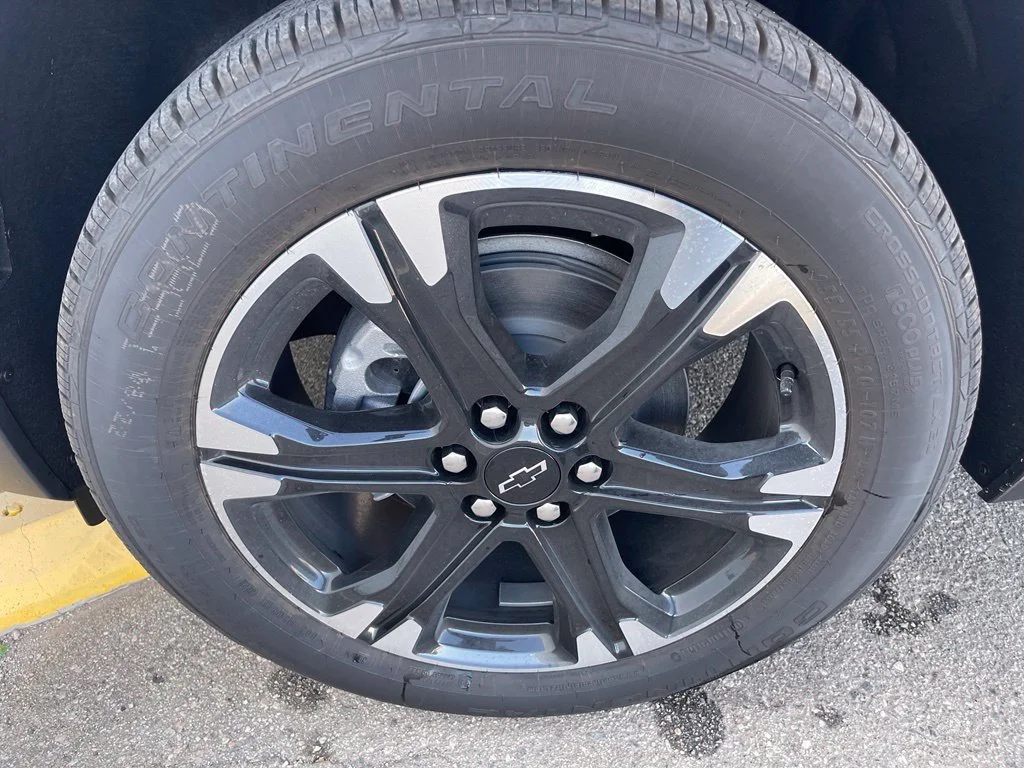 New 2027 Polar White Tricoat Chevrolet LT image 37