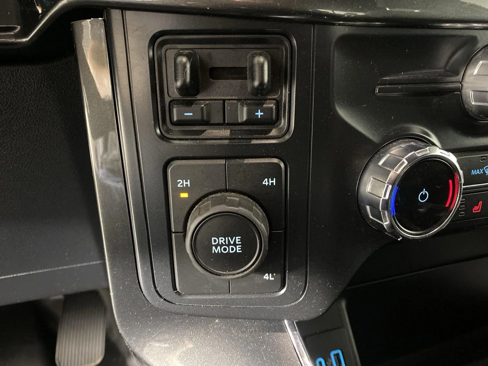 Used 2022 Oxford White Ford XLT image 25
