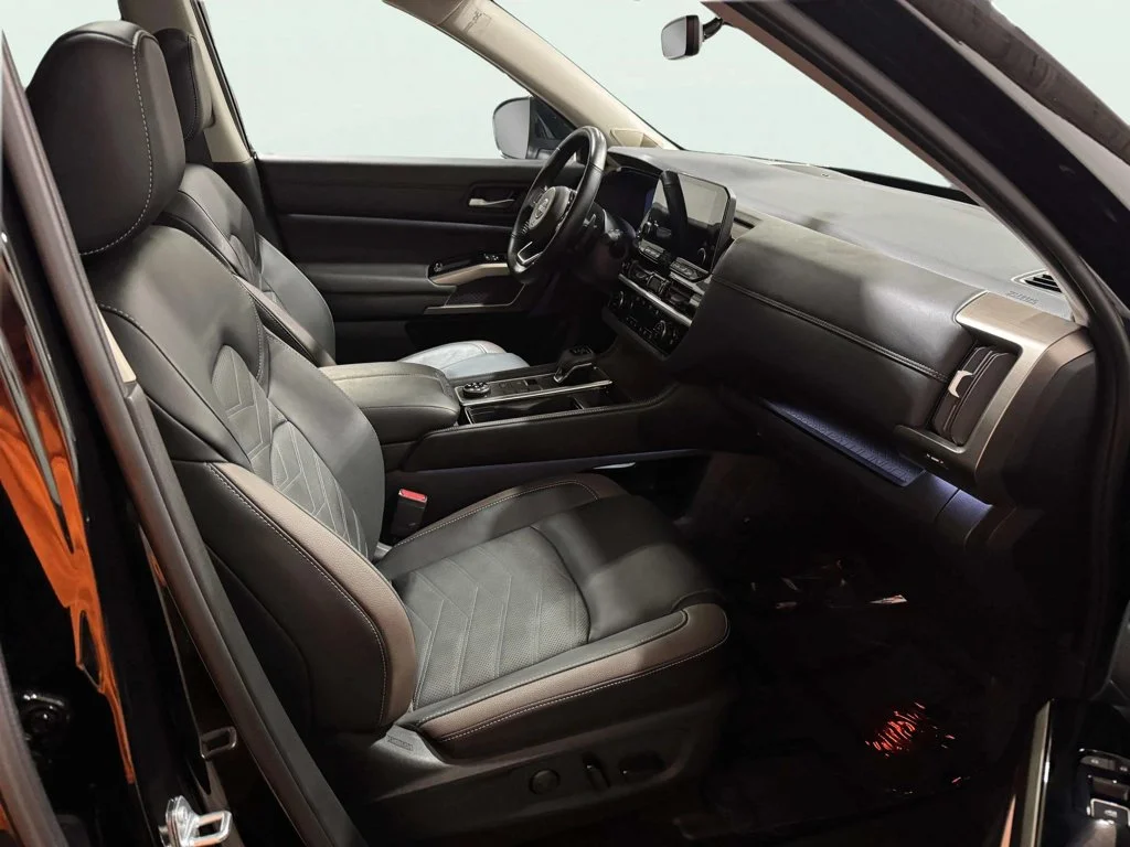 Used 2025 Black Nissan Platinum image 28
