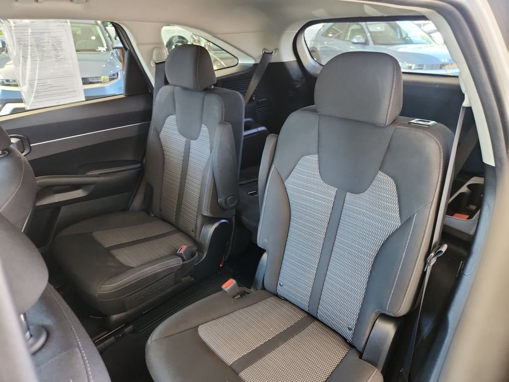 Used 2023  Kia LX image 21