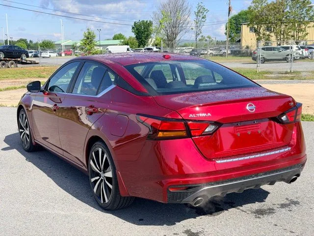 Used 2021 Scarlet Nissan 2.5 SR image 4