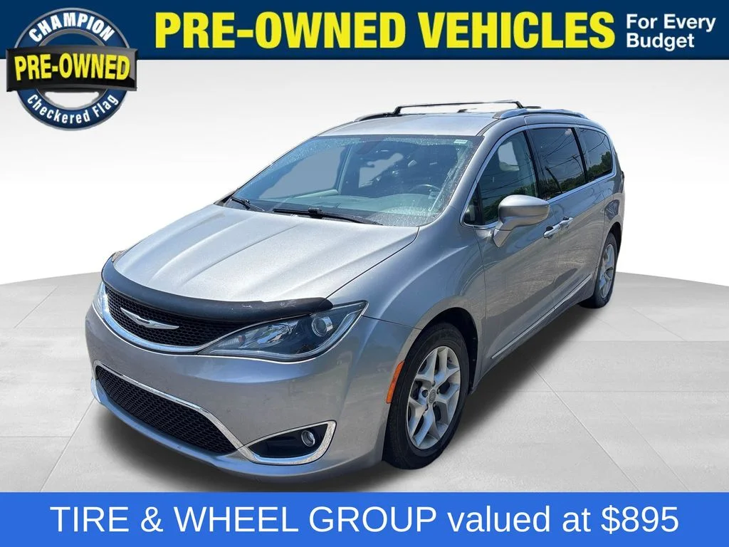 2017 Chrysler Pacifica Touring-L Plus's photo