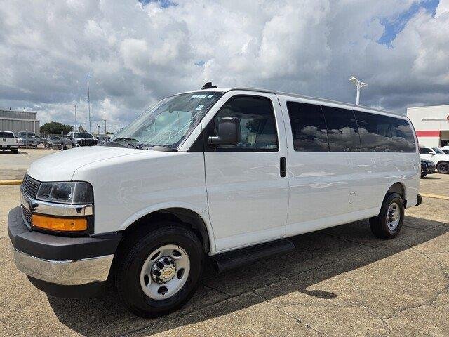 Used 2025 Summit White Chevrolet LT image 9