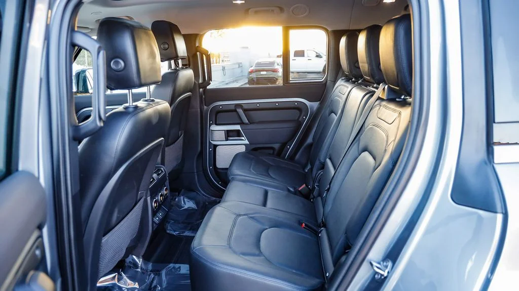Used 2023  Land Rover SE image 23