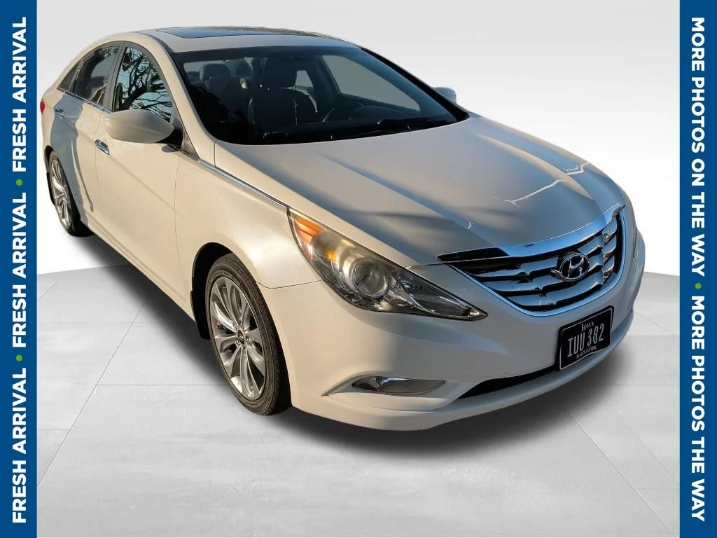 Used 2011 White Hyundai SE image 1