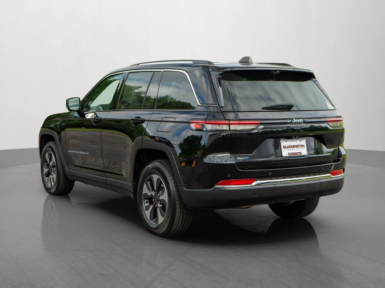 Used 2023 Diamond Black Crystal Pearlcoat Jeep 4xe image 5