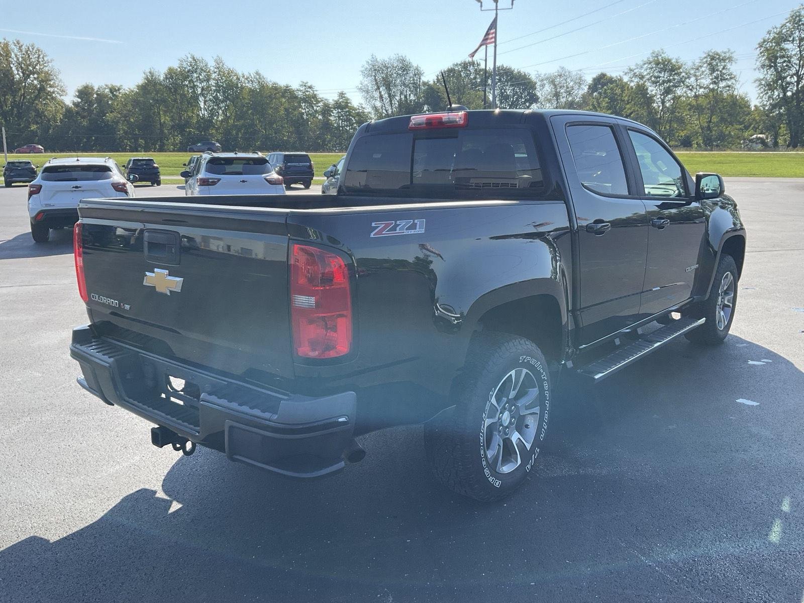 Used 2017 BLACK CHEVROLET TRUCK image 6