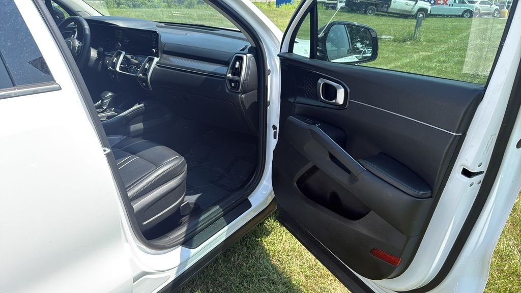 Used 2022 White Kia S image 21
