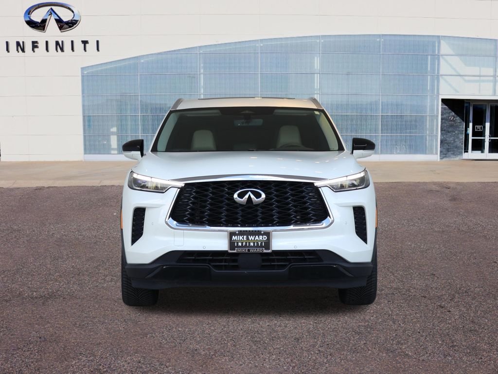 Used 2023 White INFINITI LUXE image 41
