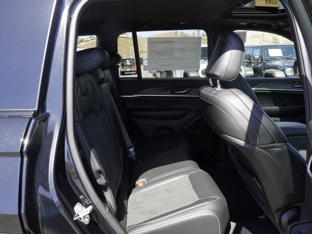 New 2026 Diamond Black Crystal Pearl-Coat Exterior Paint Jeep Laredo Altitude image 22