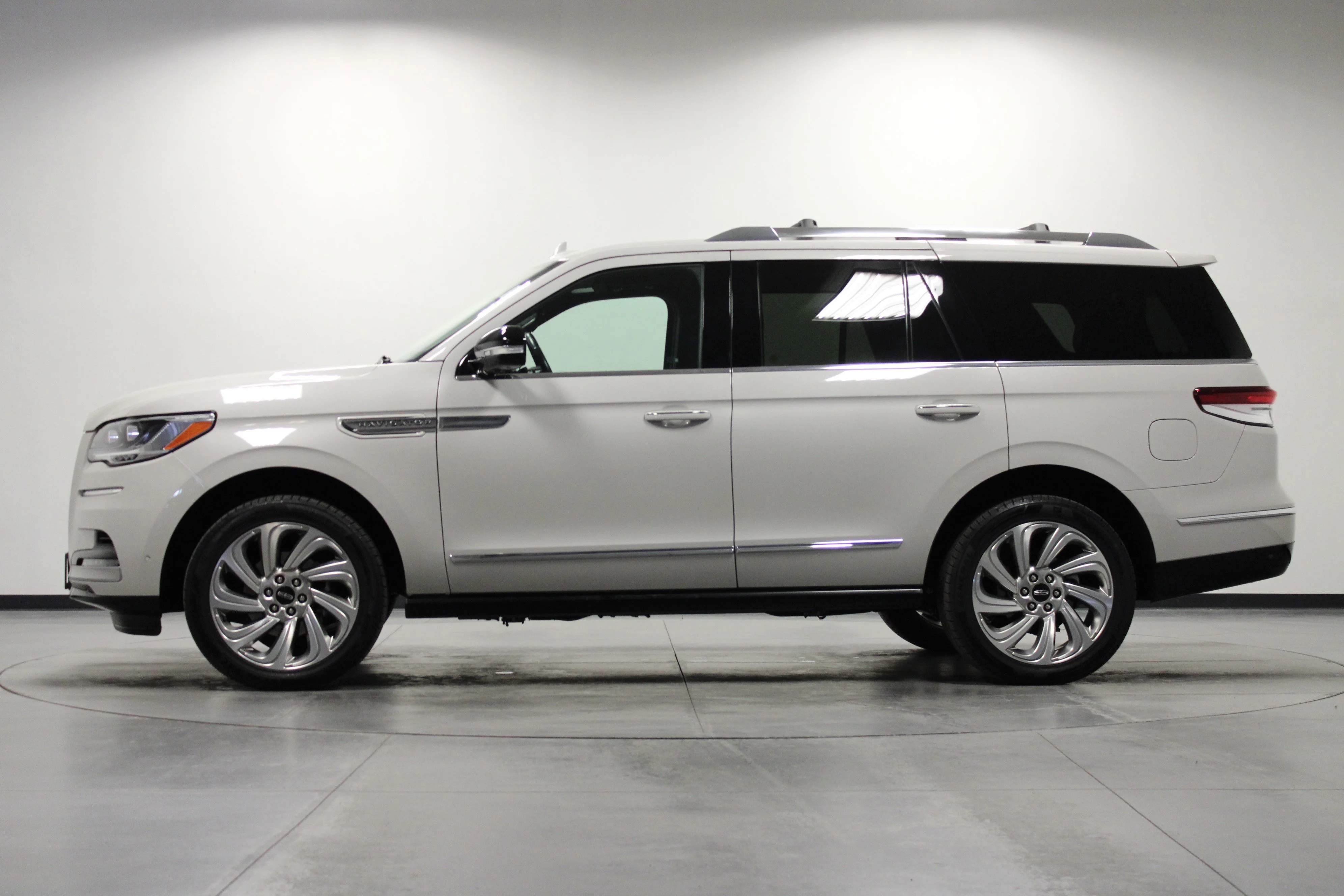 Used 2024 Ceramic Pearl Metallic Tri-Coat Lincoln Reserve image 7