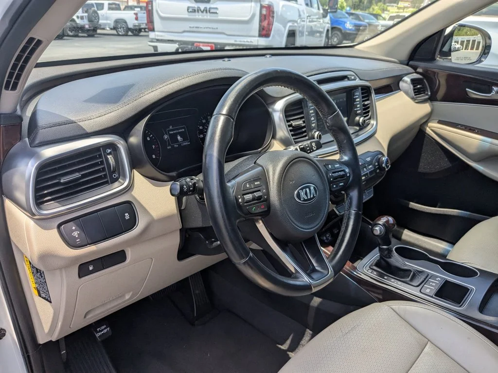 Used 2017 Snow White Pearl Kia EX image 13