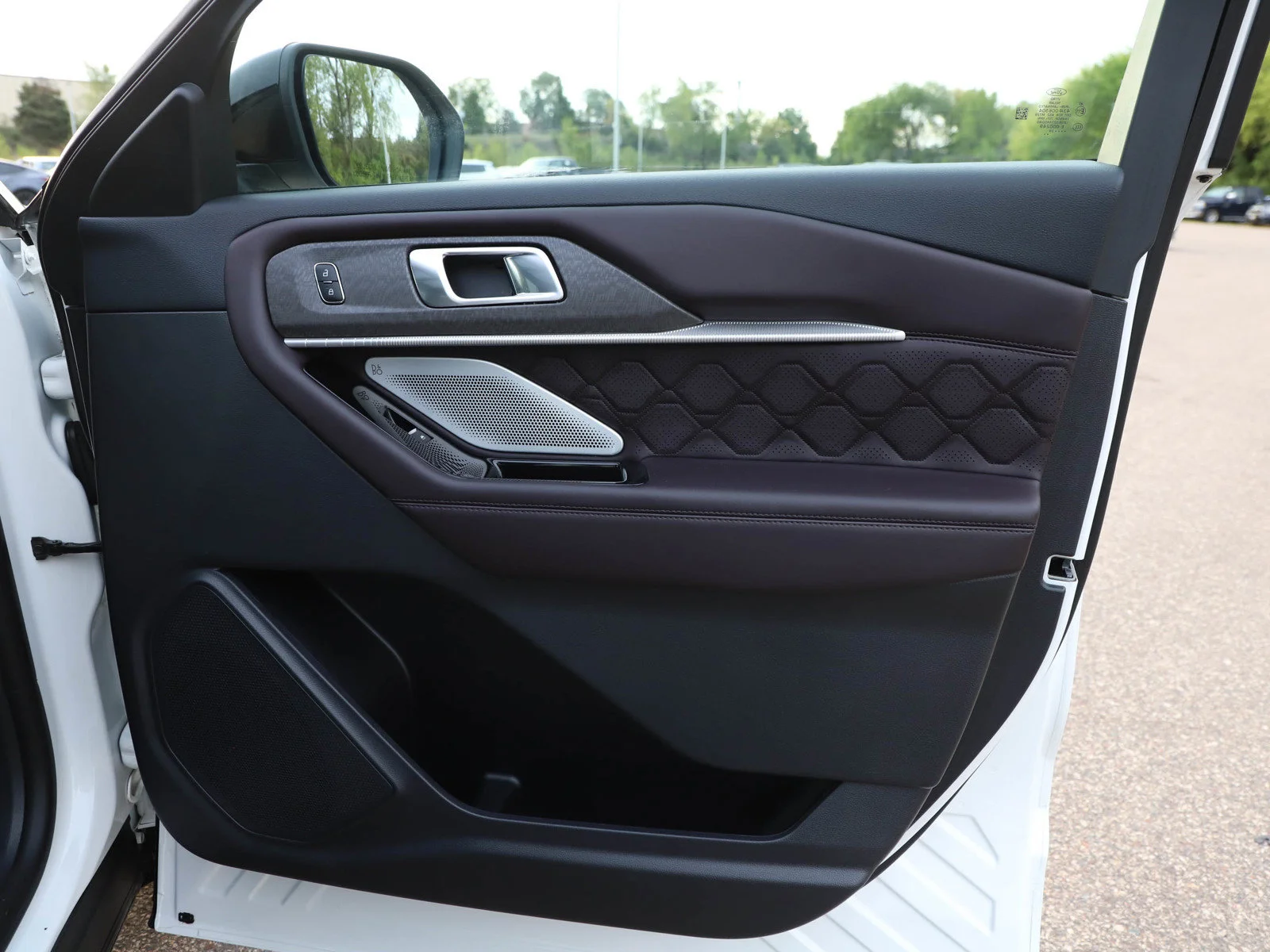 Used 2025 White Metallic Ford Platinum image 9