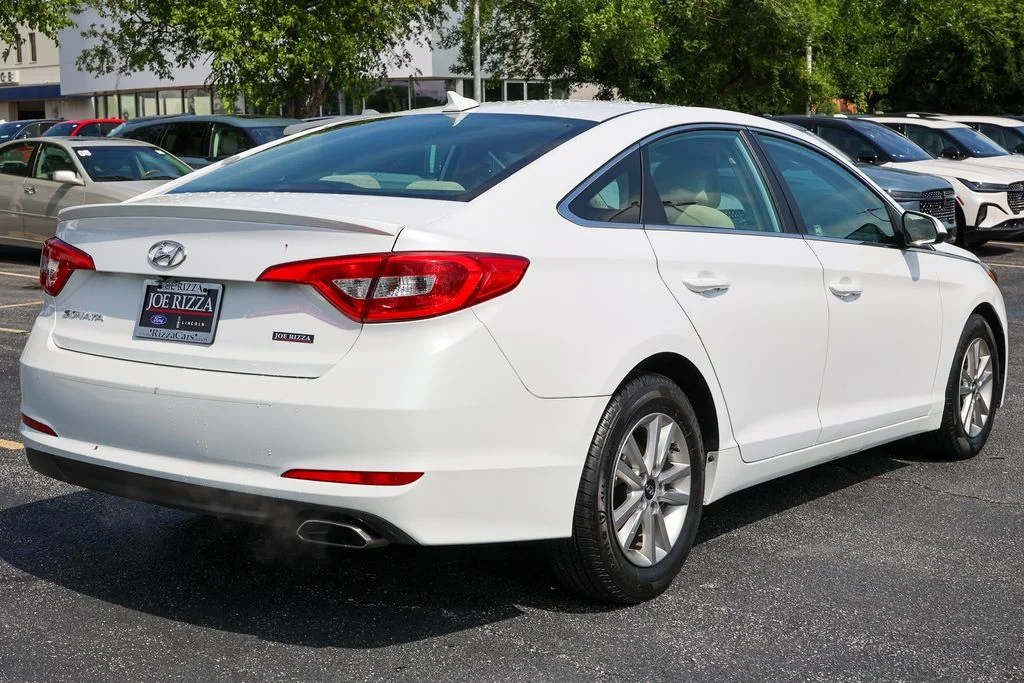 Used 2015 White Hyundai SE image 25