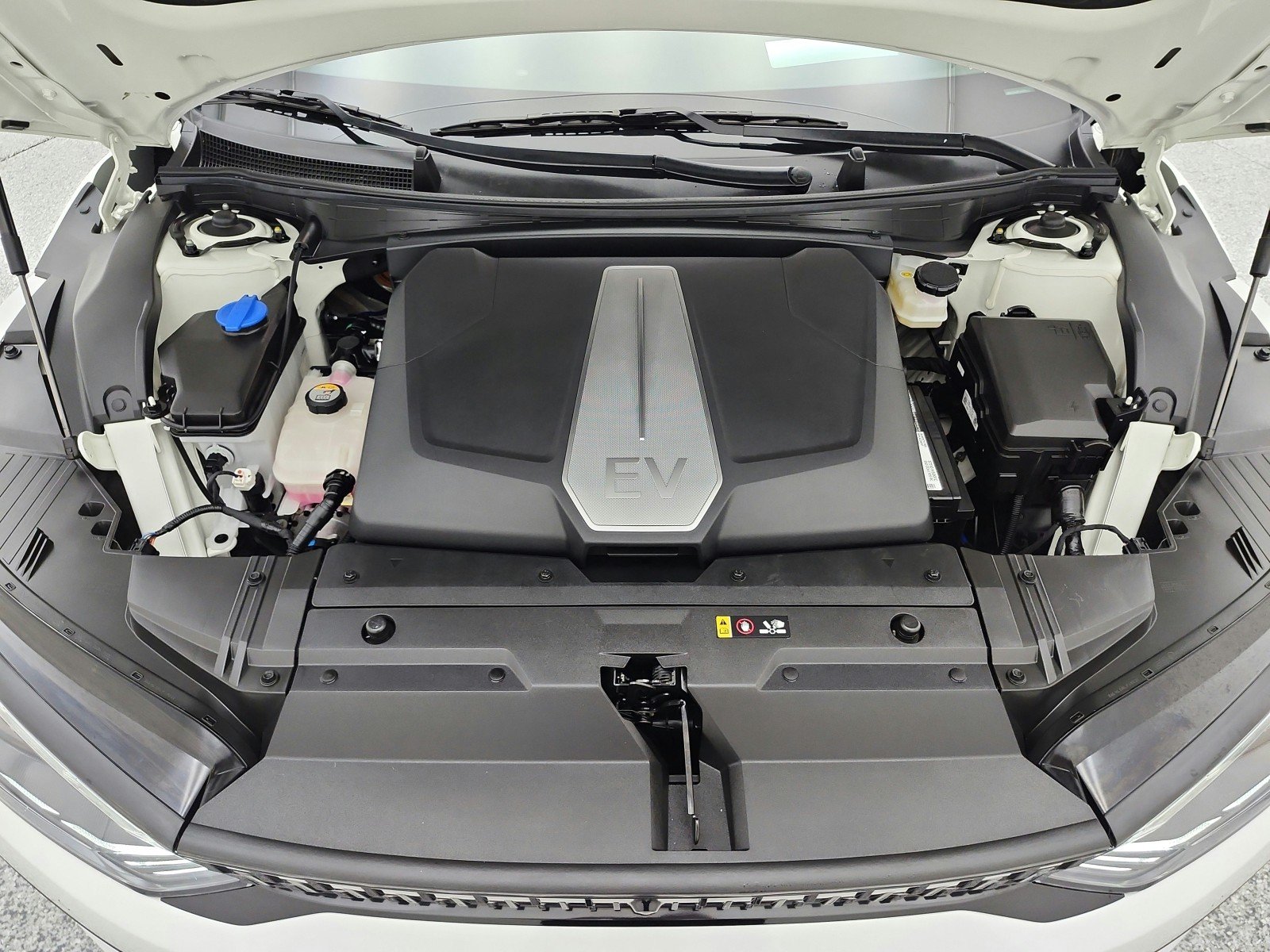 Used 2023 Snow White Pearl Kia GT image 16