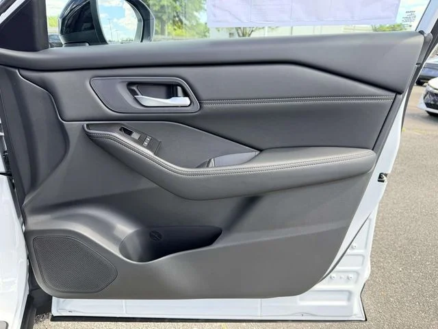 New 2026 Everest White Pearl TriCoat Nissan Dark Armor™ image 8
